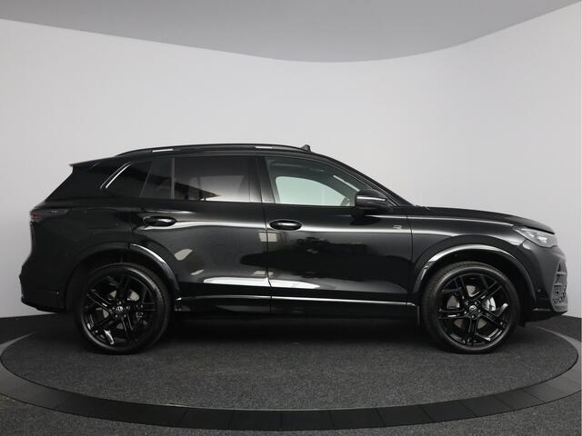 Volkswagen TIGUAN 1.5 eHybrid R-Line Edition 272pk | Trekhaak 2.000kg trekgewicht | Panoramadak | Massagestoelen | PHEV | 360 graden camera |