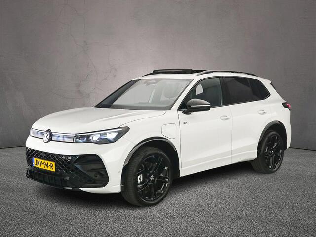 Volkswagen TIGUAN R-Line Edition 1.5 TSI eHybrid 272pk DSG Automaat Trekhaak, Panoramadak, Adaptive cruise control, Black style, Elektrische achterklep, LED matrix koplampen