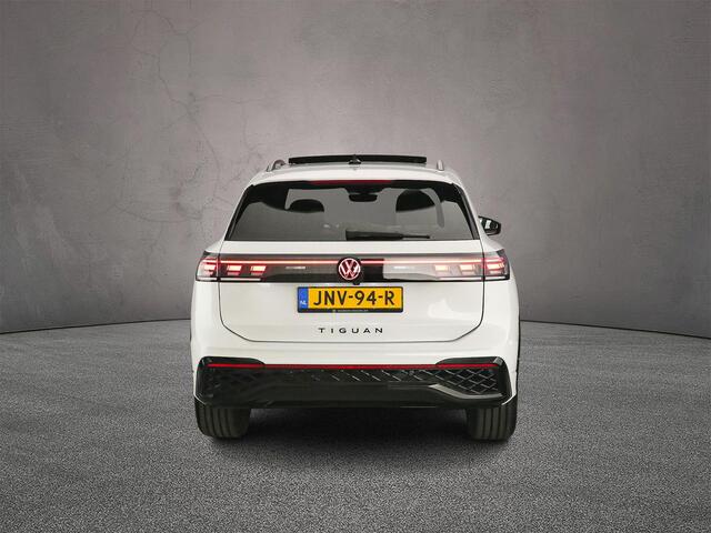 Volkswagen TIGUAN R-Line Edition 1.5 TSI eHybrid 272pk DSG Automaat Trekhaak, Panoramadak, Adaptive cruise control, Black style, Elektrische achterklep, LED matrix koplampen