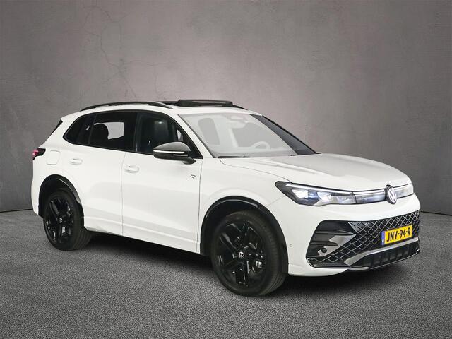 Volkswagen TIGUAN R-Line Edition 1.5 TSI eHybrid 272pk DSG Automaat Trekhaak, Panoramadak, Adaptive cruise control, Black style, Elektrische achterklep, LED matrix koplampen