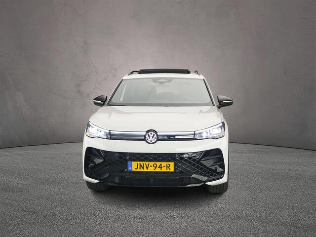 Volkswagen TIGUAN R-Line Edition 1.5 TSI eHybrid 272pk DSG Automaat Trekhaak, Panoramadak, Adaptive cruise control, Black style, Elektrische achterklep, LED matrix koplampen