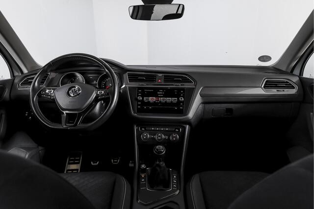 Volkswagen TIGUAN 1.5 TSI ACT 150 PK Comfortline Business | Adapt. Cruise | PDC | Camera | NAV + App. Connect | ECC | Trekhaak | LM 17" |