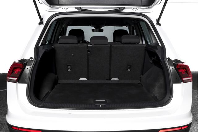 Volkswagen TIGUAN 1.5 TSI ACT 150 PK Comfortline Business | Adapt. Cruise | PDC | Camera | NAV + App. Connect | ECC | Trekhaak | LM 17" |