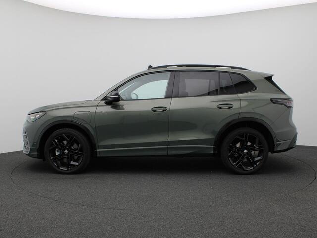 Volkswagen TIGUAN 1.5 eHybrid R-Line Edition 272PK DSG Pano-Schuifdak, Black Style, Trekhaak, 20" LM Velgen, Leder, Memorystoel, Head-Up Display, Harman-Kardon, Matrix LED-Verlichting, 360gr. Camera, Navi, Elektr. Achterklep