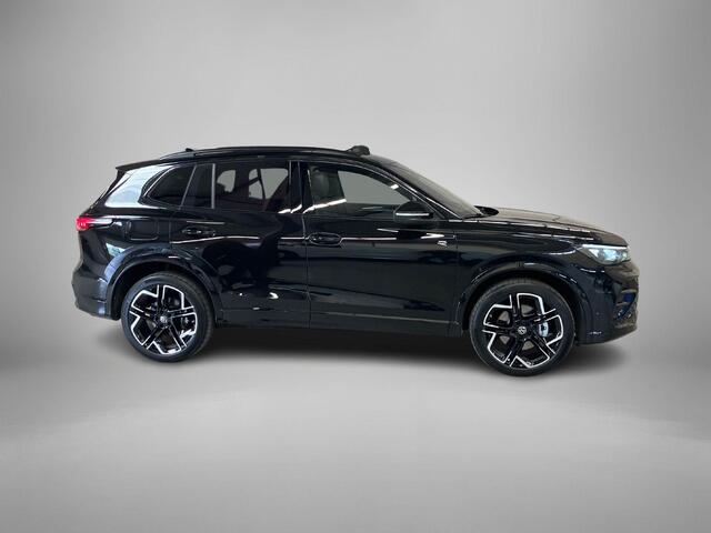 Volkswagen TIGUAN 1.5eHybrid 200kW/272PK R-Line Black Style · Panoramadak · Leder · Trekhaak · 360°Camera + Parkeersensoren · Garantie t/m 22-06-2030 of 100000km.