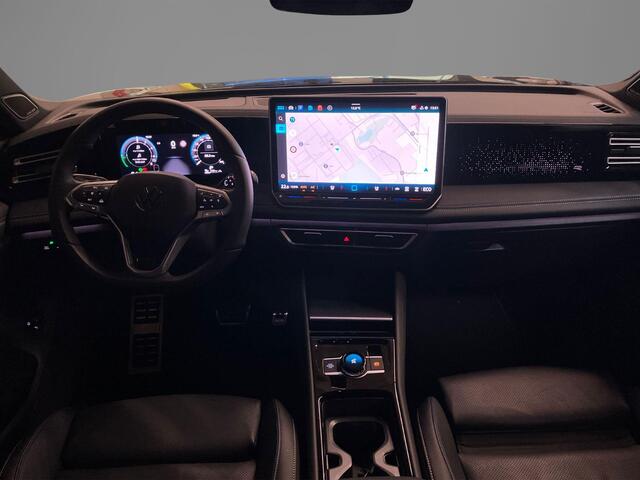 Volkswagen TIGUAN 1.5eHybrid 200kW/272PK R-Line Black Style · Panoramadak · Leder · Trekhaak · 360°Camera + Parkeersensoren · Garantie t/m 22-06-2030 of 100000km.