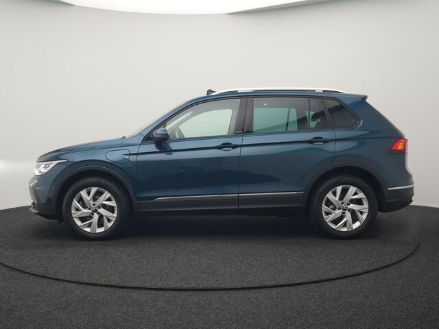 Volkswagen TIGUAN 1.4 TSI eHybrid Active PHEV 245pk Dealer O.H. | Trekhaak Af Fabriek | Panodak | Adaptive Cruise | Camera | Voorstoelen Verwarmd | IQ Light | Sfeerverlichting | Stuur Verwarmd | Keyless | Blis | Apple Carplay | Plug In Hybrid |