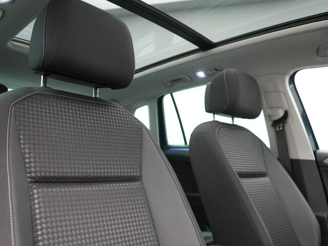 Volkswagen TIGUAN 1.4 TSI eHybrid Active PHEV 245pk Dealer O.H. | Trekhaak Af Fabriek | Panodak | Adaptive Cruise | Camera | Voorstoelen Verwarmd | IQ Light | Sfeerverlichting | Stuur Verwarmd | Keyless | Blis | Apple Carplay | Plug In Hybrid |
