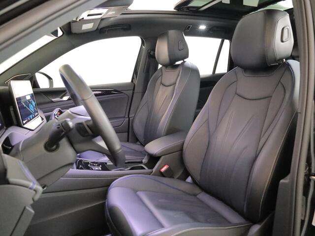 Volkswagen TIGUAN 1.5 eHybrid R-Line Edition 272 pk Automaat (DSG) | Verlengde garantie | Navigatie | Panoramadak | Trekhaak (wegklapbaar) | Parkeersensoren (Park assist) | Rondomzicht camera| Lederen bekleding | Stoelverwarming v/a | R-Line |
