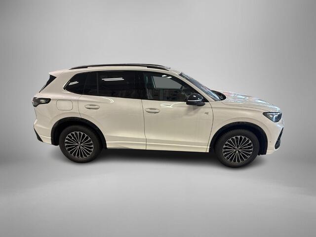 Volkswagen TIGUAN 1.5 272pk DSG eHybrid R-Line · Panoramadak · Leder 360 Camera · Wegklapbare Trekhaak · Massage · Stoelventilatie · 20'' Inch · Garantie t/m 28-07-2030 of 100.000km
