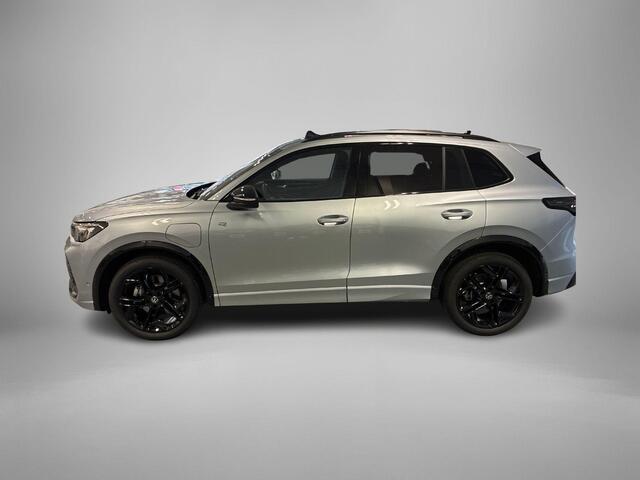 Volkswagen TIGUAN 1.5 272pk DSG eHybrid R-Line · Panoramadak · Trekhaak · Harman Kardon · 20'' · 360gr. Camera · Dodehoeksensor · Garantie t/m 27-08-2030 of 100.000km