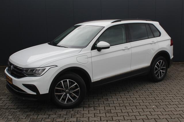 Volkswagen TIGUAN 1.4 TSI eHybrid R-Line Business+ | Incl. 12 Maanden garantie | Stoelverwarming | Stuurverwarming | Adaptieve cruise | Apple Carplay/Android Auto | Memory seats | Navigatie | Parkeersensoren | Parkeercamera | Trekhaak |