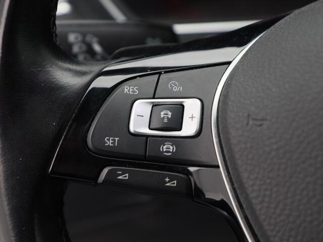 Volkswagen TIGUAN 1.5 TSi 150 Pk Automaat R-Line | Stoelverwarming | Panorama dak | Camera | Carplay | Adaptive Cruise | 19 Inch | 90.811 Km !!