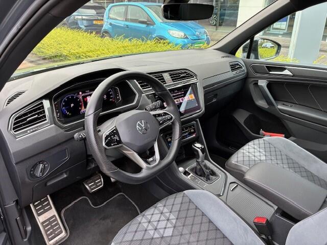 Volkswagen TIGUAN 1.5 TSI R-Line Business / App connect / Panodak / 360 Camera / Black Style / Trekhaak wegklapbaar / NAVI