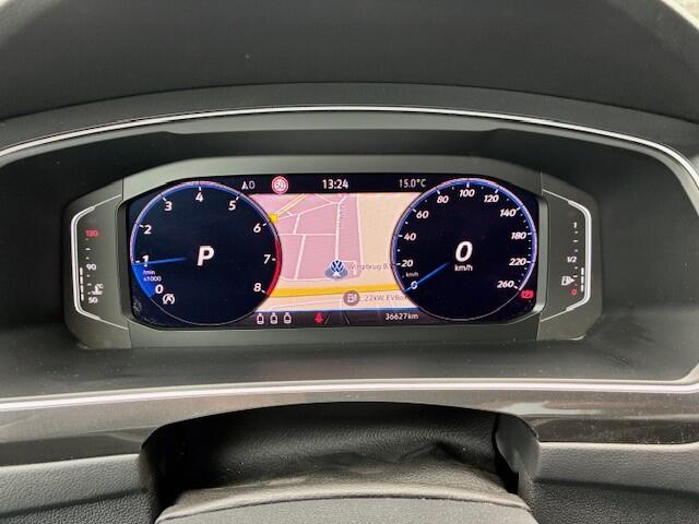 Volkswagen TIGUAN 1.5 TSI R-Line Business / App connect / Panodak / 360 Camera / Black Style / Trekhaak wegklapbaar / NAVI
