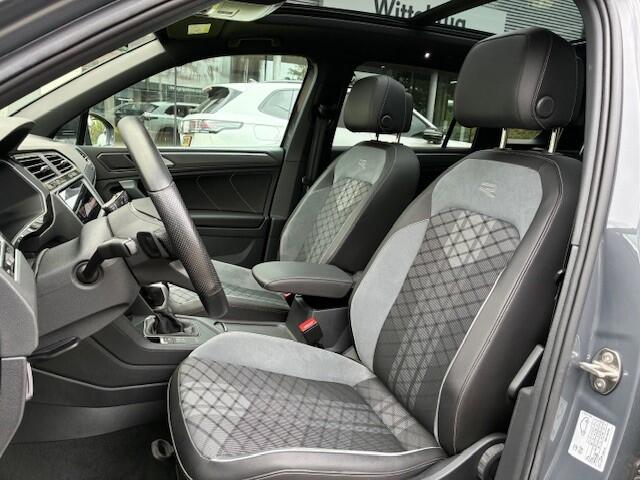 Volkswagen TIGUAN 1.5 TSI R-Line Business / App connect / Panodak / 360 Camera / Black Style / Trekhaak wegklapbaar / NAVI