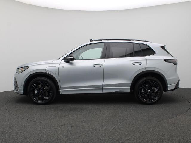 Volkswagen TIGUAN 1.5 eHybrid R-Line Edition 272PK DSG Panoramadak, Trekhaak, Black Style, Navi via Apple Carplay/Android Auto, Head-Up Display, 360gr. Camera, Matrix-LED Verlichting, 20" LM Velgen