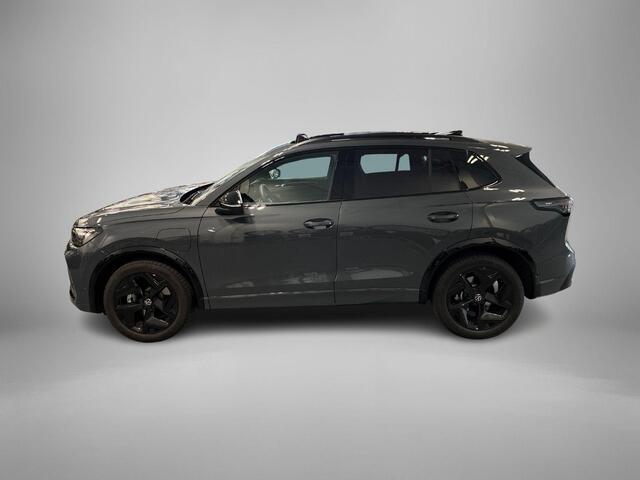 Volkswagen TIGUAN 1.5 eHybrid 272pk DSG R-Line Edition · Panoramadak · Inklap. Trekhaak · 360 Camera · Matrix LED · Massagefunctie · Keyless · Garantie t/m 27-10-2029 of 100.000km