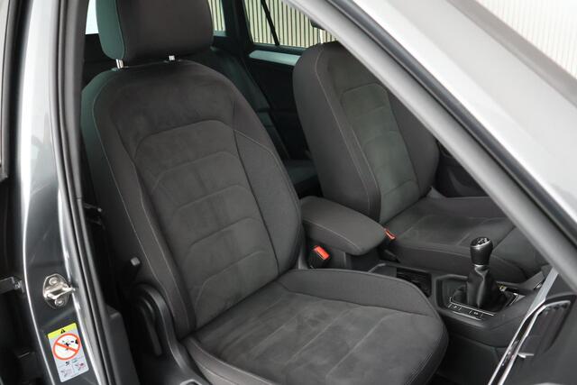 Volkswagen TIGUAN 1.4 TSI R-Line Highline Trekhaak Panoramadak Camera Stoelverwarming Virtual Cockpit