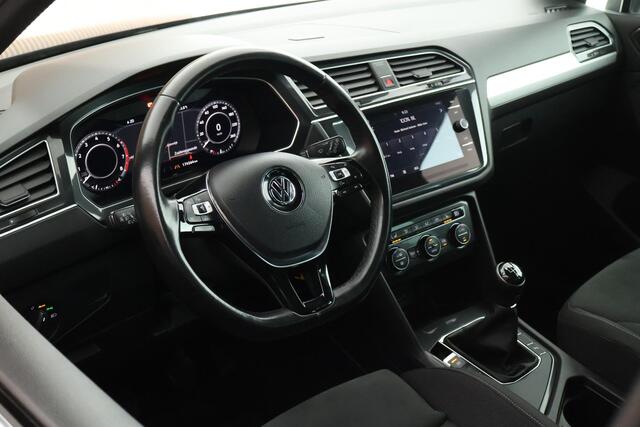 Volkswagen TIGUAN 1.4 TSI R-Line Highline Trekhaak Panoramadak Camera Stoelverwarming Virtual Cockpit