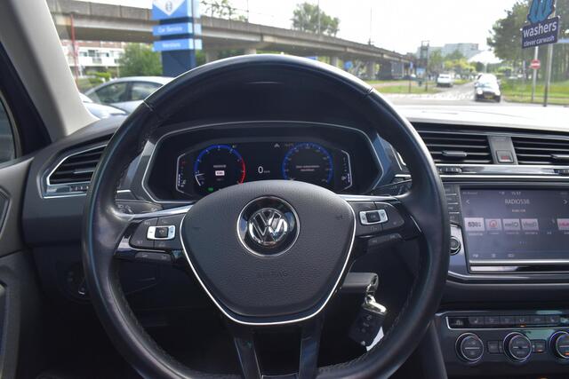 Volkswagen TIGUAN 2.0 TSI 4Motion R- Line Highline Schuifdak |Trekhaak | Digitaal Dashboard | Carplay Navi | 12 mnd BOVAG garantie | Whatsapp 06-53188999