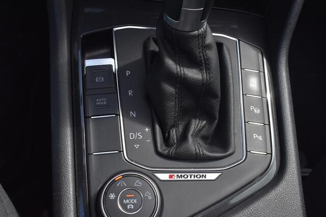 Volkswagen TIGUAN 2.0 TSI 4Motion R- Line Highline Schuifdak |Trekhaak | Digitaal Dashboard | Carplay Navi | 12 mnd BOVAG garantie | Whatsapp 06-53188999