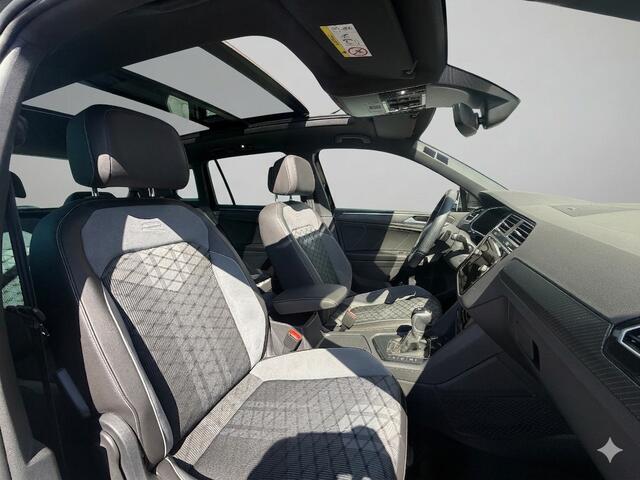 Volkswagen TIGUAN 1.5 TSI R-Line Business+ | Panoramadak | Matrix lampen | Dodehoek Detectie | Keyless | Winterpakket | Zwenkbare Trekhaak | Achteruitrijcamera |