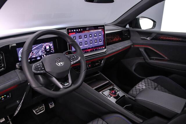 Volkswagen TIGUAN R-Line Edition 1.5 TSI eHybrid 272pk DSG Automaat Trekhaak, Panoramadak, Black Style, Adaptive cruise control, LED matrix koplampen, Head up display