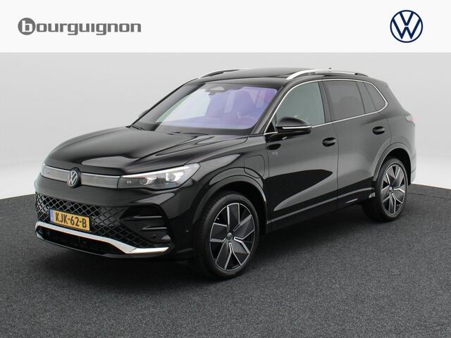 Volkswagen TIGUAN 1.5 eHybrid R-Line Edition | Trekhaak | Panoramadak | Head-Up Display | 360 Camera | App Connect |