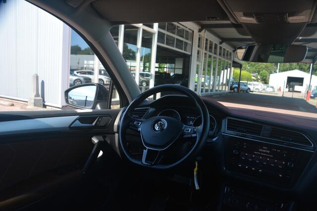 Volkswagen TIGUAN 1.4 TSI ACT Comfortline Business | Navigatie | Apple Carplay/Android Auto | Leer | Panorama Dak | NL auto!! | Veel opties en erg lage km stand!!