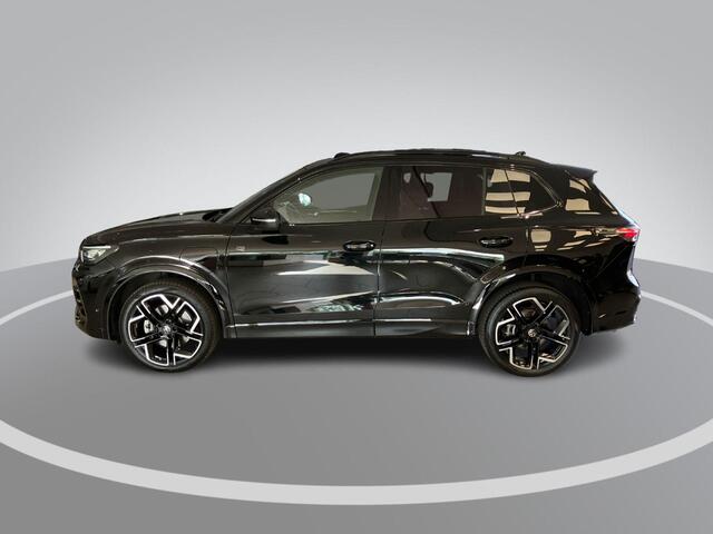 Volkswagen TIGUAN 1.5eHybrid 200kW/272PK R-Line Black Style · Panoramadak · Leder · Trekhaak · Navigatie · Garantie t/m 09-09-2030 of 100000km.