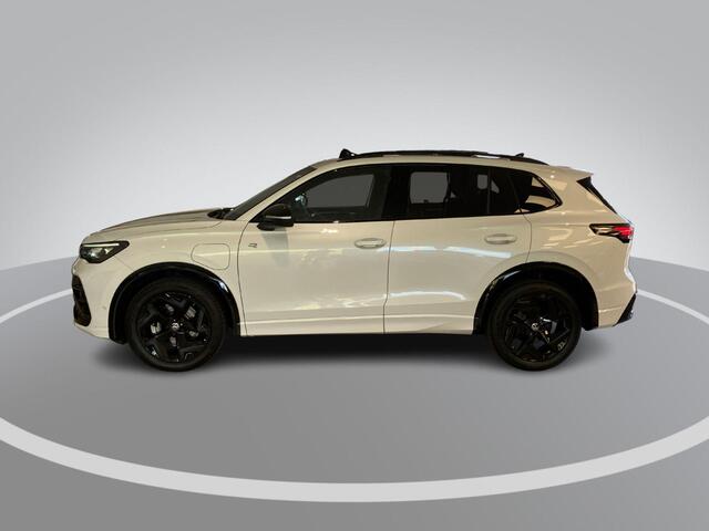 Volkswagen TIGUAN 1.5eHybrid 150kW/204PK R-Line Black Style · Leder · Harman Kardon · Panoramadak · Trekhaak · 360°Camera + Parkeersensoren · Garantie t/m 11-05-2030 of 100000km.