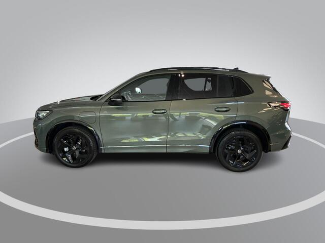 Volkswagen TIGUAN 1.5eHybrid 150kW/204PK R-Line Black Style DSG · Panoramadak · Leder · Trekhaak · Harman Kardon · Garantie t/m 25-09-2030 of 100000km