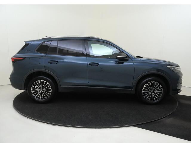 Volkswagen TIGUAN 1.5 eHybrid Life | SoH 98% | Panoramadak | Trekhaak | 360 camera | Adaptieve demping | Parkeerassistent | Dodehoek detectie | Stoel- en stuurwielverwarming |