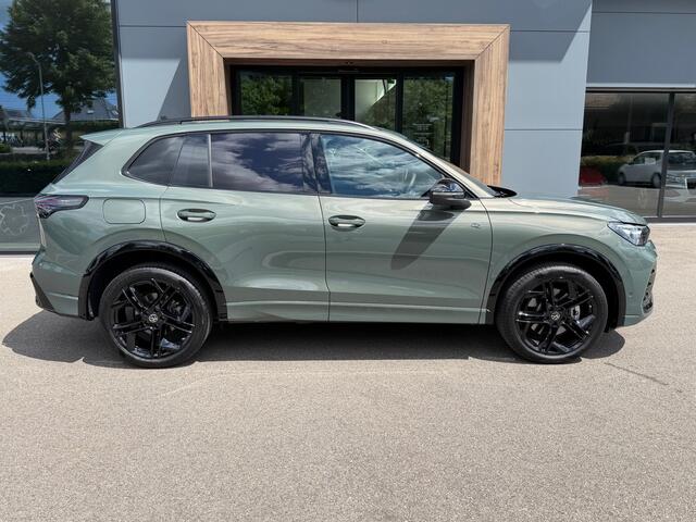 Volkswagen TIGUAN 1.5 eHybrid R-Line | Black line | Leder | Head up | 360 Camera | 20 Inch | Trekhaak | Dode hoek | IQ light | Elek. klep | Rijklaar incl. garantie