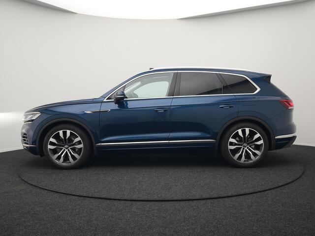 Volkswagen TOUAREG 3.0 TSi eHybrid 4MOTION Elegance Plug In Hybrid 381pk Dealer O.H PHEV | Panodak | Luchtvering | 21" L.M | Camera | Adaptive Cruise | Lederen Sportstoelen Verwarmd | Stuurverwarming | Navigatie | Virtual | DAB |
