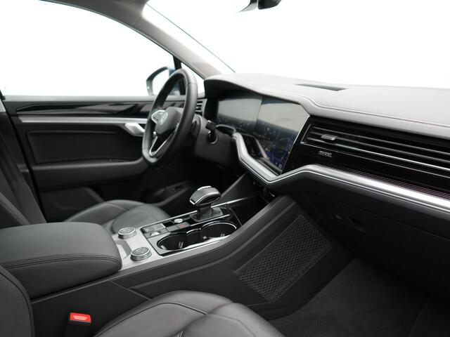 Volkswagen TOUAREG 3.0 TSi eHybrid 4MOTION Elegance Plug In Hybrid 381pk Dealer O.H PHEV | Panodak | Luchtvering | 21" L.M | Camera | Adaptive Cruise | Lederen Sportstoelen Verwarmd | Stuurverwarming | Navigatie | Virtual | DAB |