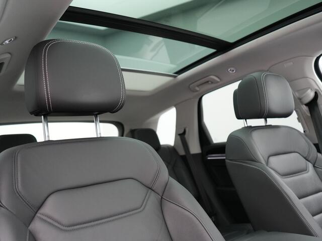 Volkswagen TOUAREG 3.0 TSi eHybrid 4MOTION Elegance Plug In Hybrid 381pk Dealer O.H PHEV | Panodak | Luchtvering | 21" L.M | Camera | Adaptive Cruise | Lederen Sportstoelen Verwarmd | Stuurverwarming | Navigatie | Virtual | DAB |