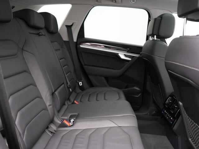 Volkswagen TOUAREG 3.0 TSi eHybrid 4MOTION Elegance Plug In Hybrid 381pk Dealer O.H PHEV | Panodak | Luchtvering | 21" L.M | Camera | Adaptive Cruise | Lederen Sportstoelen Verwarmd | Stuurverwarming | Navigatie | Virtual | DAB |