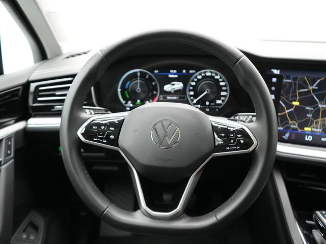 Volkswagen TOUAREG 3.0 TSi eHybrid 4MOTION Elegance Plug In Hybrid 381pk Dealer O.H PHEV | Panodak | Luchtvering | 21" L.M | Camera | Adaptive Cruise | Lederen Sportstoelen Verwarmd | Stuurverwarming | Navigatie | Virtual | DAB |