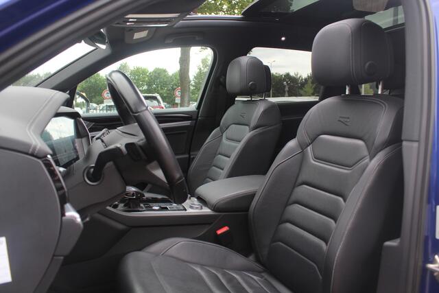 Volkswagen TOUAREG 3.0 TSi 4MOTION R / Trekhaak / Panoramadak / Camera / Luchtvering / Luchtvering / 20'' / Keyless / Leder / Navigatie / Dodehoek /ACC /