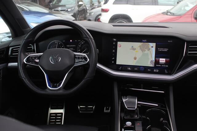 Volkswagen TOUAREG 3.0 TSi 4MOTION R / Trekhaak / Panoramadak / Camera / Luchtvering / Luchtvering / 20'' / Keyless / Leder / Navigatie / Dodehoek /ACC /