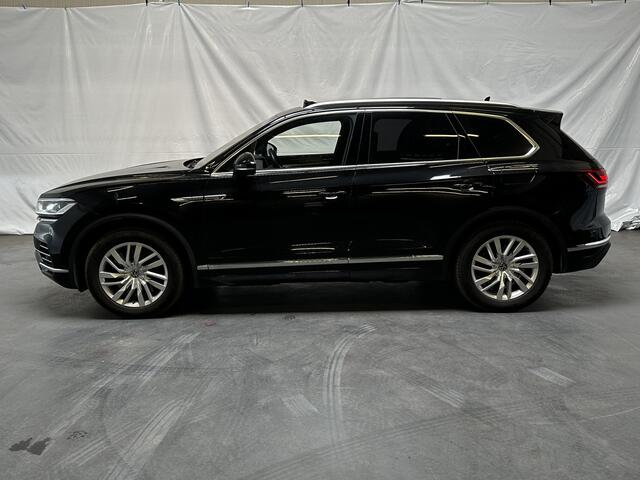 Volkswagen TOUAREG 3.0 TSi eHybrid 4MOTION Elegance / AUTOMAAT/ 381PK/ PANO/ ELEKTR. TREKHAAK/ LEER/ 21" LMV/ LUCHTVERING/ 4-ZONE CLIMA/ ELEKTR. STOELEN/ APP-CONNECT/ NAVI/ ADAPT. CRUISE/ STOEL VERWARM V+A/ STOEL VENTILATIE/ CAMERA