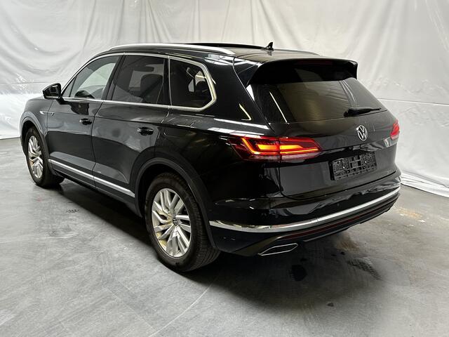 Volkswagen TOUAREG 3.0 TSi eHybrid 4MOTION Elegance / AUTOMAAT/ 381PK/ PANO/ ELEKTR. TREKHAAK/ LEER/ 21" LMV/ LUCHTVERING/ 4-ZONE CLIMA/ ELEKTR. STOELEN/ APP-CONNECT/ NAVI/ ADAPT. CRUISE/ STOEL VERWARM V+A/ STOEL VENTILATIE/ CAMERA