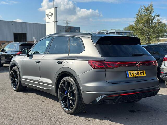 Volkswagen TOUAREG 3.0 TSi eHybrid 4MOTION R 462 PK | Trekhaak | Pano | Siliziumgrau Mat