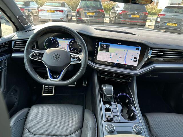 Volkswagen TOUAREG 3.0 TSi eHybrid 4MOTION R 462 PK | Trekhaak | Pano | Siliziumgrau Mat