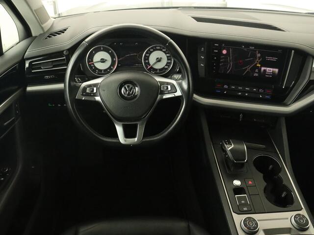 Volkswagen TOUAREG 3.0 TDI Elegance | Leder | Trekhaak | Camera | Luchtvering | Stoelverwarming | Adaptive cruise | Carplay | Achterbankverwarming | Navigatie | Full LED | Side Assist