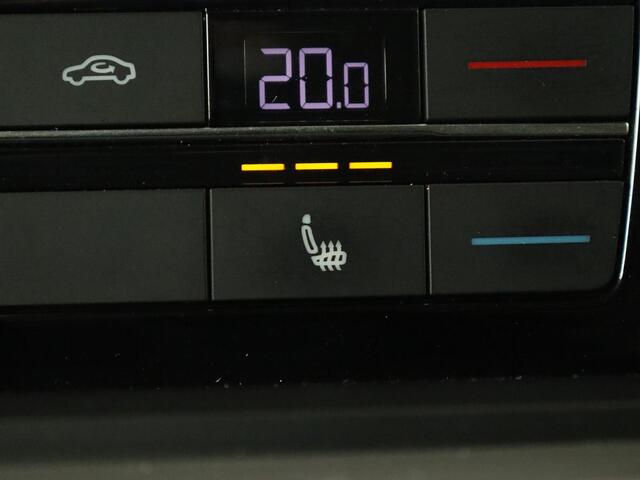 Volkswagen TOUAREG 3.0 TDI Elegance | Leder | Trekhaak | Camera | Luchtvering | Stoelverwarming | Adaptive cruise | Carplay | Achterbankverwarming | Navigatie | Full LED | Side Assist