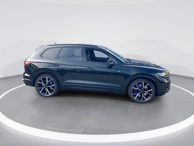 Volkswagen TOUAREG 3.0 TSi eHybrid 462pk 4MOTION R · Panoramadak · Elek. Trekhaak · 360 gr. camera · Stoelmassage & ventilatie · DYN Audio Leder · 22 inch · Sluitbekrachtiging · Head-up Display · Night Vision · Alarmklasse 5 · Garantie t/m 11-05-2029 of 100.000km