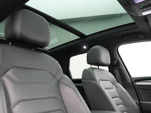 Volkswagen TOUAREG 3.0 TSi eHybrid 4MOTION Plug In Hybrid 381pk Dealer O.H PHEV | Trekhaak Af Fabriek | Lederen Sportstoelen Massage & Memory | Panodak | Adaptive Cruise | Stoelventilatie | Stoelen & Stuur Verwarmd | Blis | Keyless | Apple Carplay | Navigatie | DAB